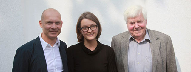 Die Architekten Carsten Wiewiorra, Anna Hopp  mit Heinz Nather vor dem Haus Blumenthal