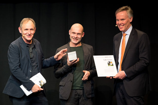 Carsten Wiewiorra auf der Bühne bekommt den Heinze Award